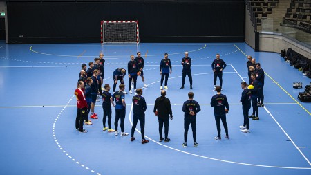 Även hemmamatchen mot Montenegro uppskjuten